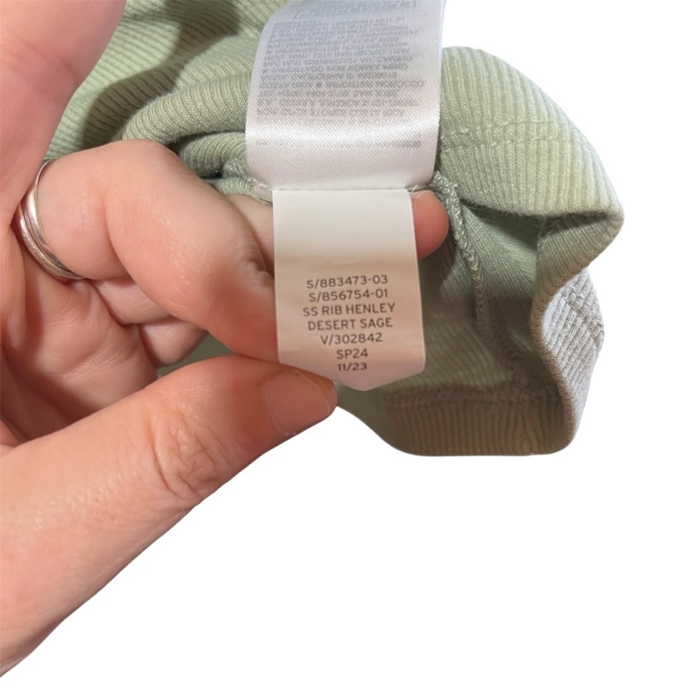 GAP~ Women’s Ribbed Short Sleeve Henley in Desert Sage Green XS - Picture 4 of 9